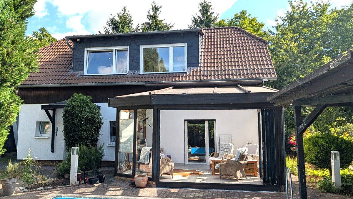 Exklusives Wohnen mit Pool & Gartenidylle in begehrter Lage von Leipzig-Wiederitzsch – 4158 Leipzig – Bild 1 von 9