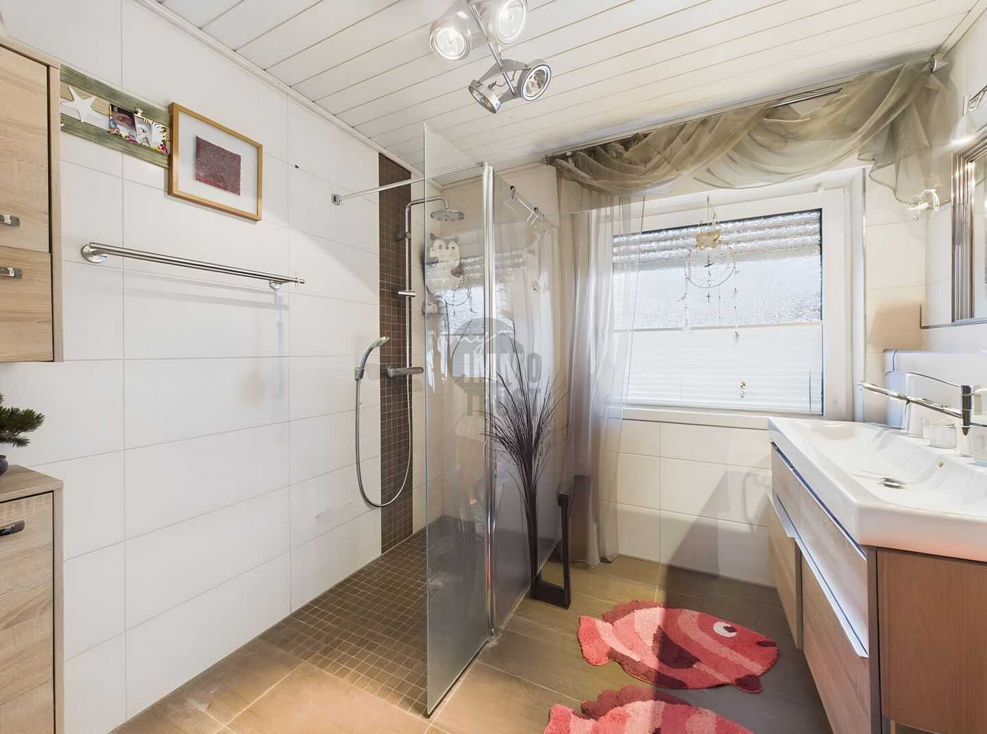 BUNGALOW IN RUHIGER LAGE MIT KAMIN, FUSSBODENHEIZUNG, MODERNEM BADEZIMMER UND ELEKTRISCHER GARAGE – Oldenburg – Vorschaubild 9