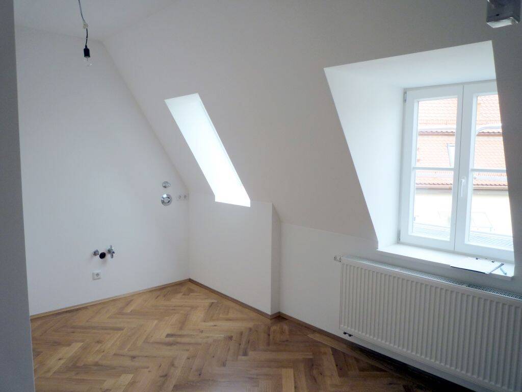 Helle 4-Zimmer-Dachgeschoss-Wohnung mit Balkon in der Maxvorstadt – München – Vorschaubild 4