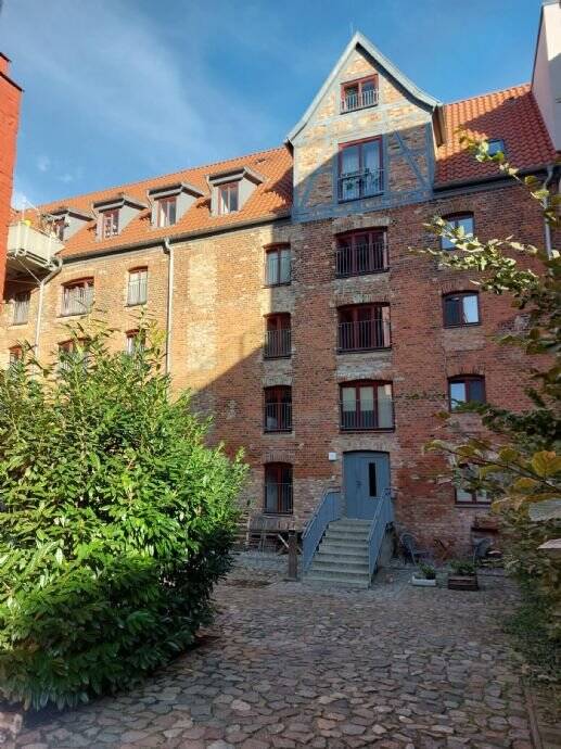 2 Zimmer Galerie Wohnung in Rostocks Altstadt mit Einbauküche