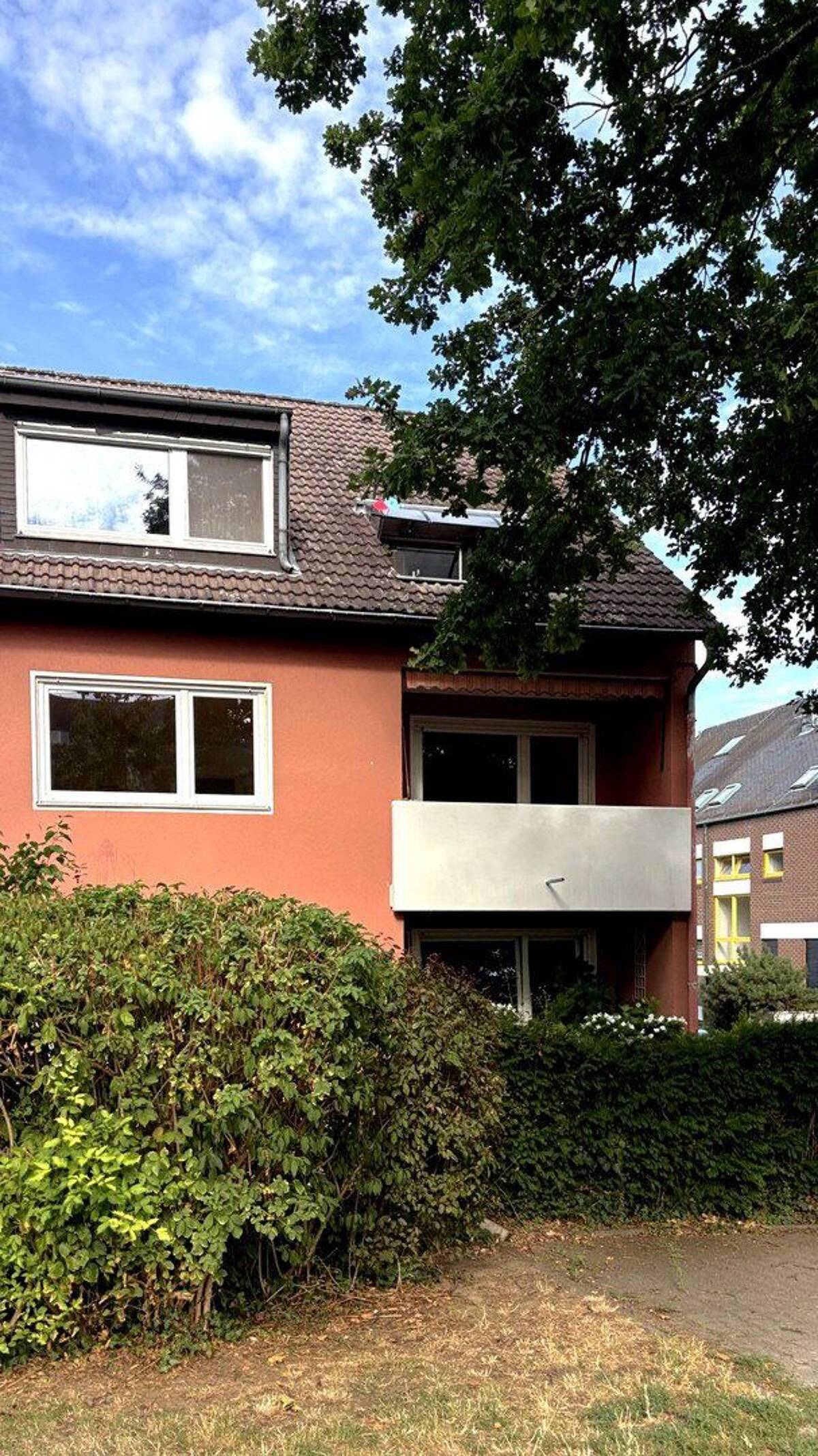 Renovierte 3 Zimmer Wohnung mit Balkon und Blick ins Grüne in ruhiger Lage von Sachsenhausen Süd – 60599 Frankfurt am Main – Bild 1 von 7