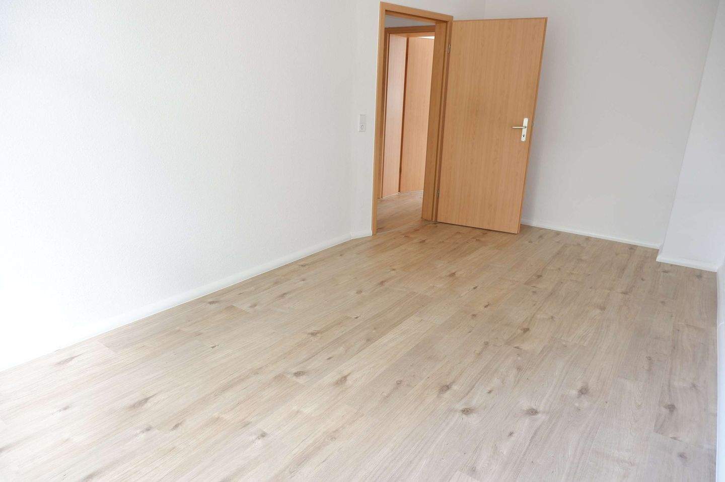 Modernes Laminat - Bad mit Fenster - West Balkon - 1. OG ! – Chemnitz – Vorschaubild 5