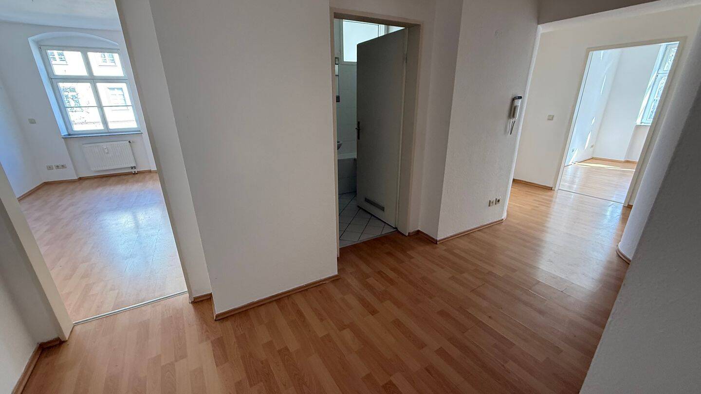 1. OG mit Aufzug / neues Laminat wird verlegt oder Kaltmietfrei mögl. – Chemnitz – Vorschaubild 3