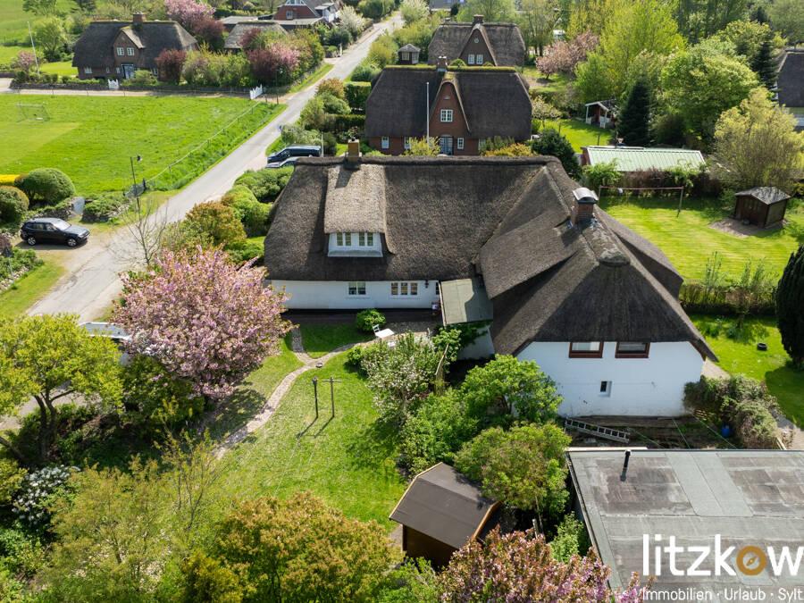 Bezauberndes weißes Reetdachanwesen ! – Sylt – Bild 1 von 9