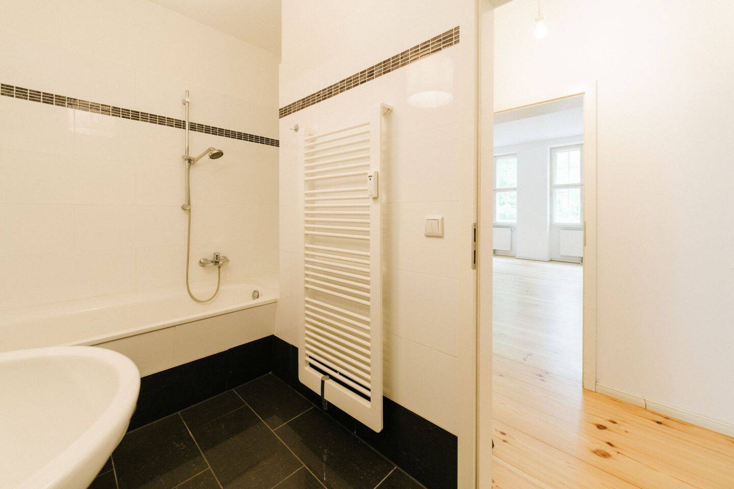 Historic Charm - Modern Living! 3-Room Apartment in a Renovated Period Building in a Prime Location – Potsdam – Vorschaubild 9