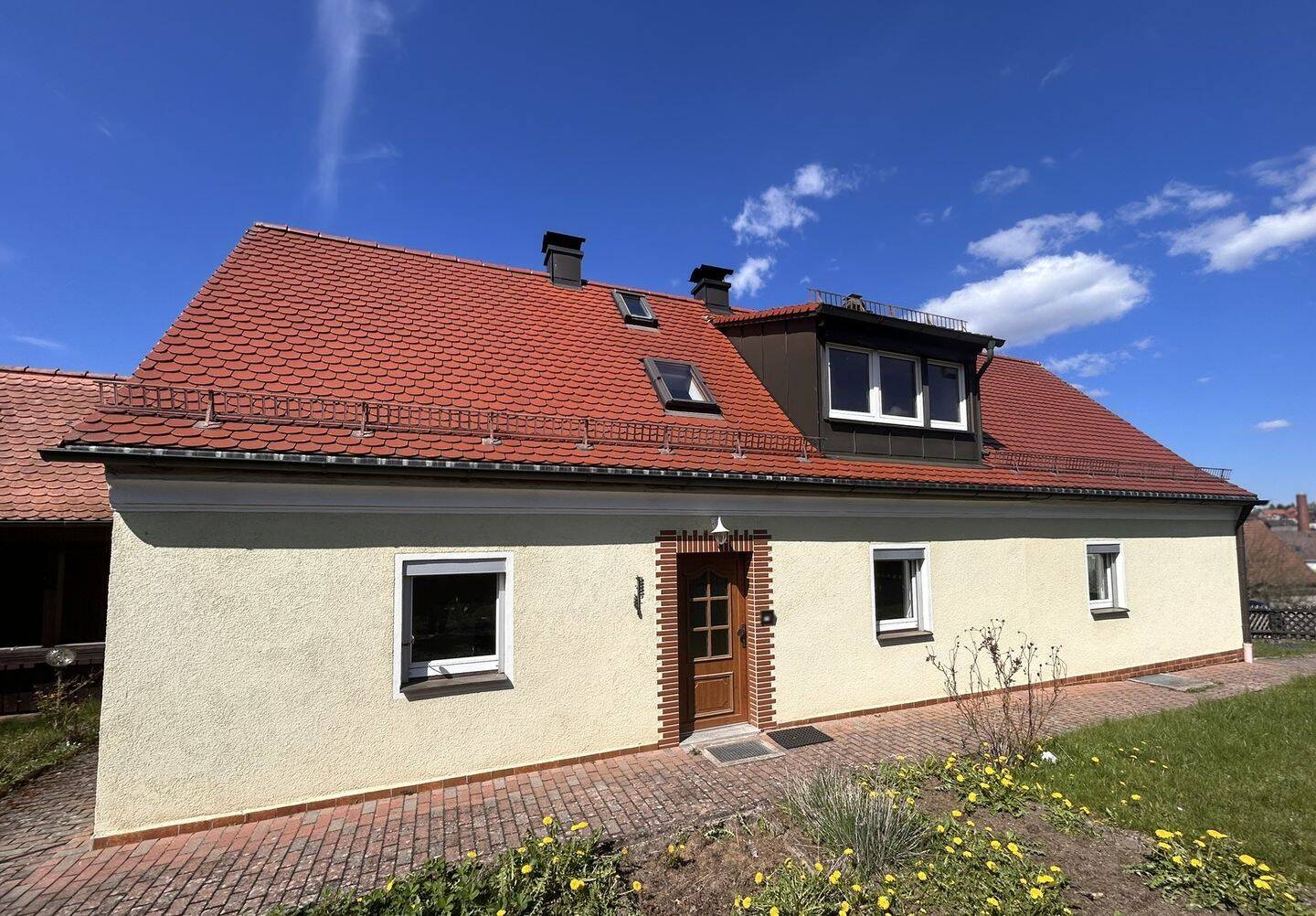 PROVISIONSFREI: Gemütliches Haus mit Altbaucharme, großem Garten, Garage & Nebengebäuden – Erbendorf – Bild 1 von 9