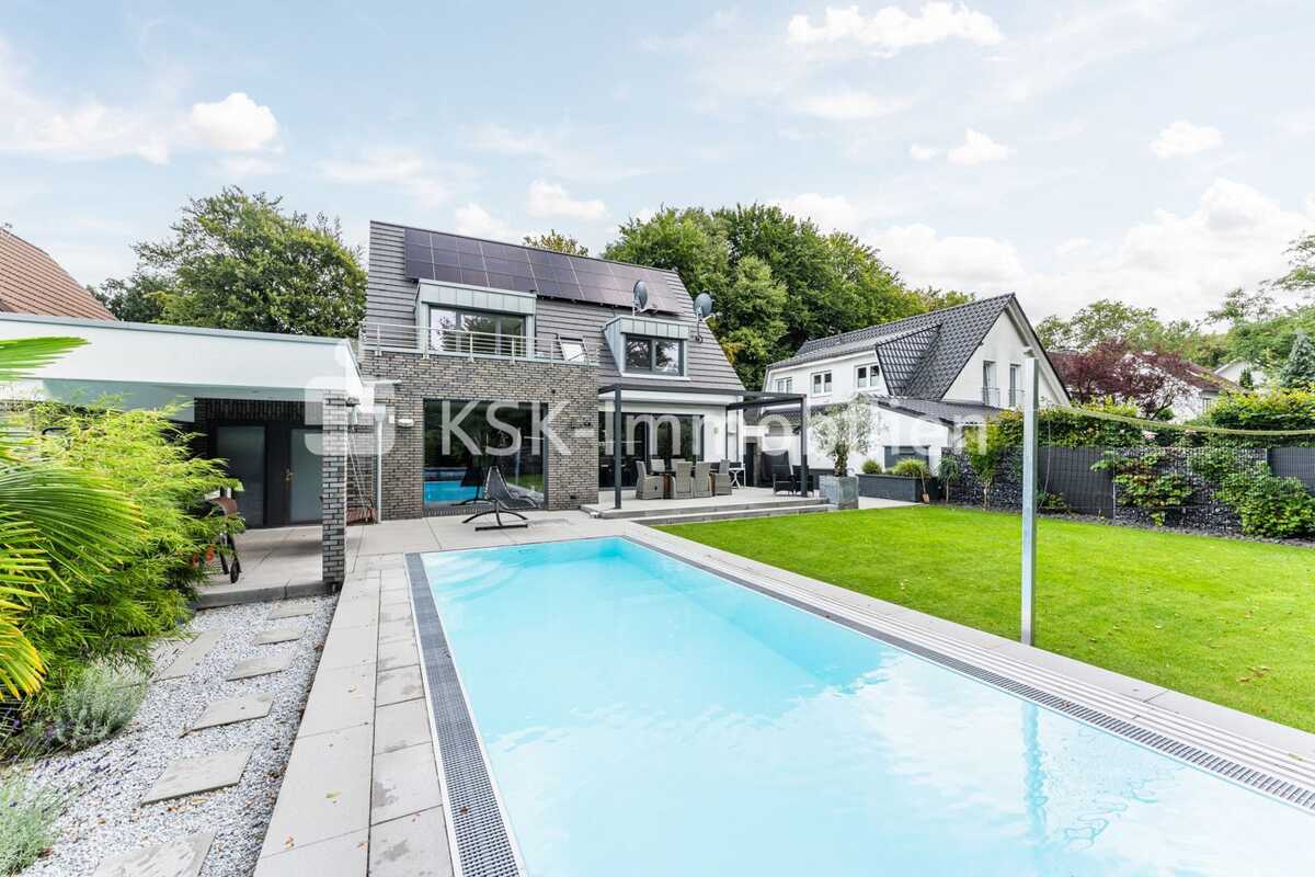 Freistehende Villa mit Pool in Köln Junkersdorf – 50858 Köln – Bild 1 von 9