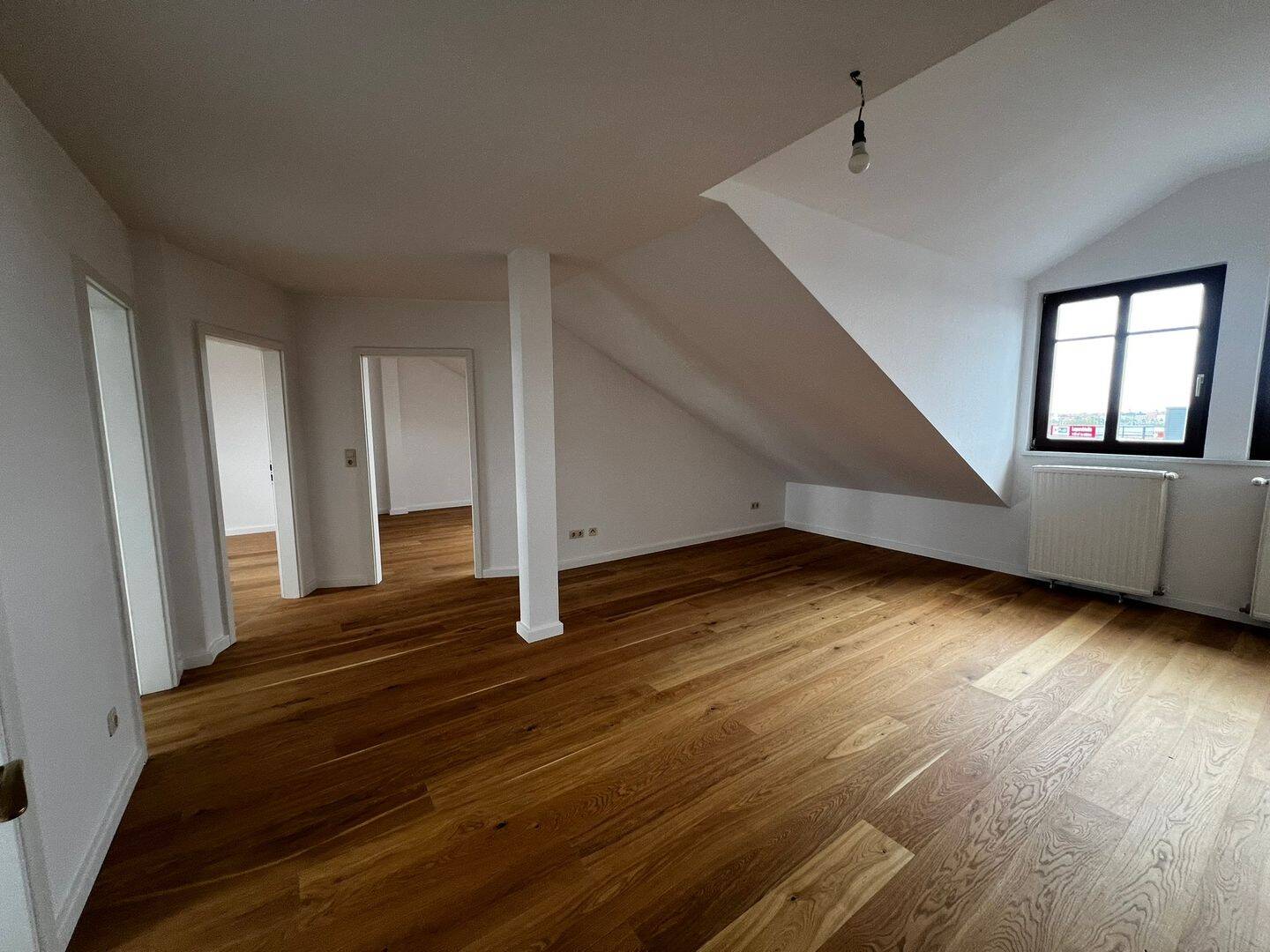 Bezugsfreie, schön geschnittene Dachgeschosswohnung mit Wannenbad in zentraler Lage – Leipzig – Vorschaubild 6