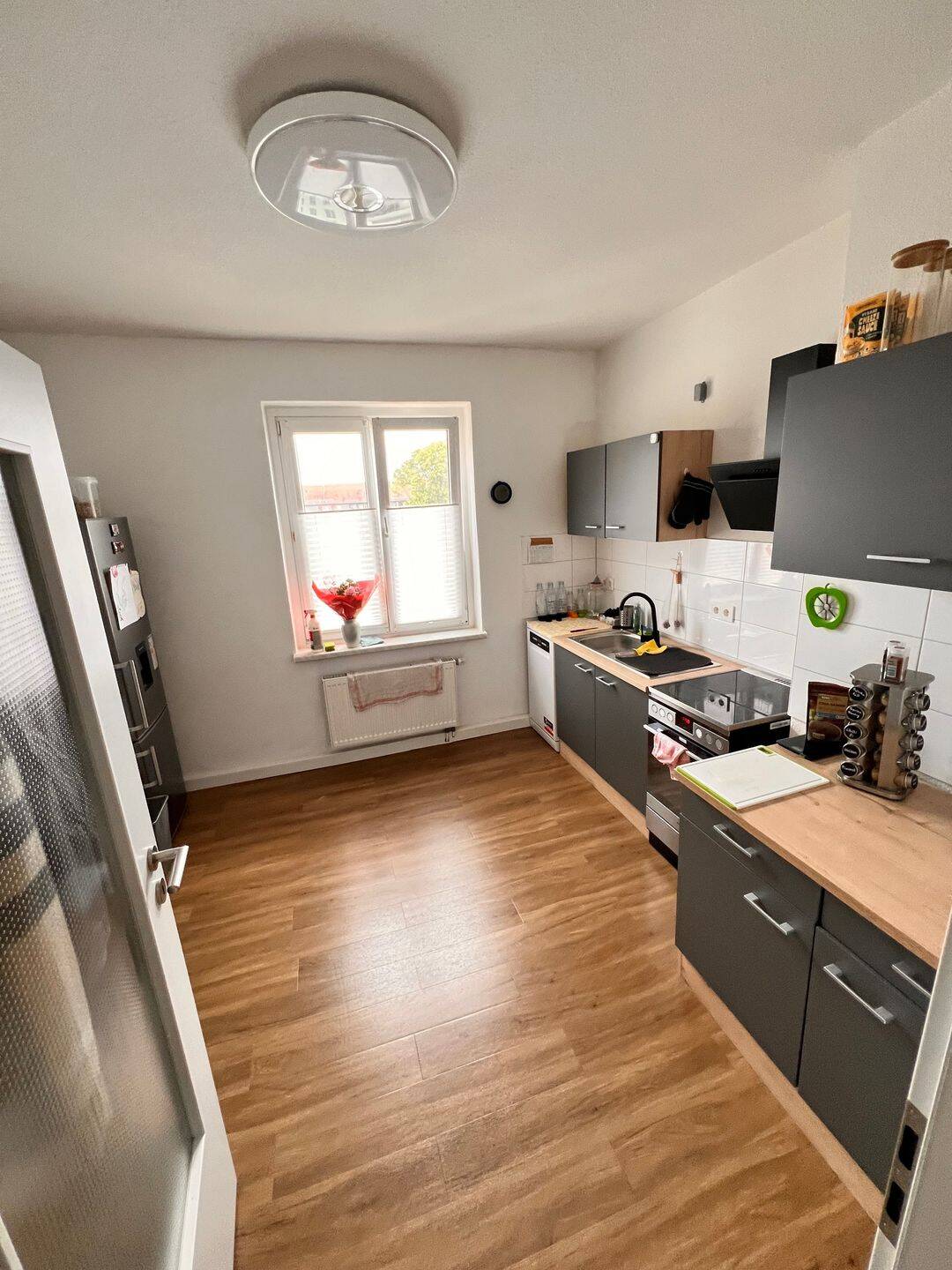 Helle 2-Raum-Wohnung (63 m²) mit Einbauküche & Möbelübernahme möglich – Dresden – Vorschaubild 3