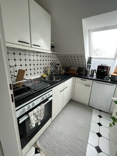 Solide 1,5 Zimmer im DG mit Einbauküche und Duschbad mit Fenster.