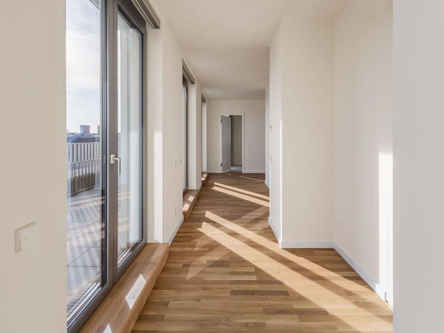Lichtdurchflutetes Penthouse mit Terrassenzugang aus allen Räumen, Ankleide und en-suite-Bad – Berlin – Vorschaubild 7