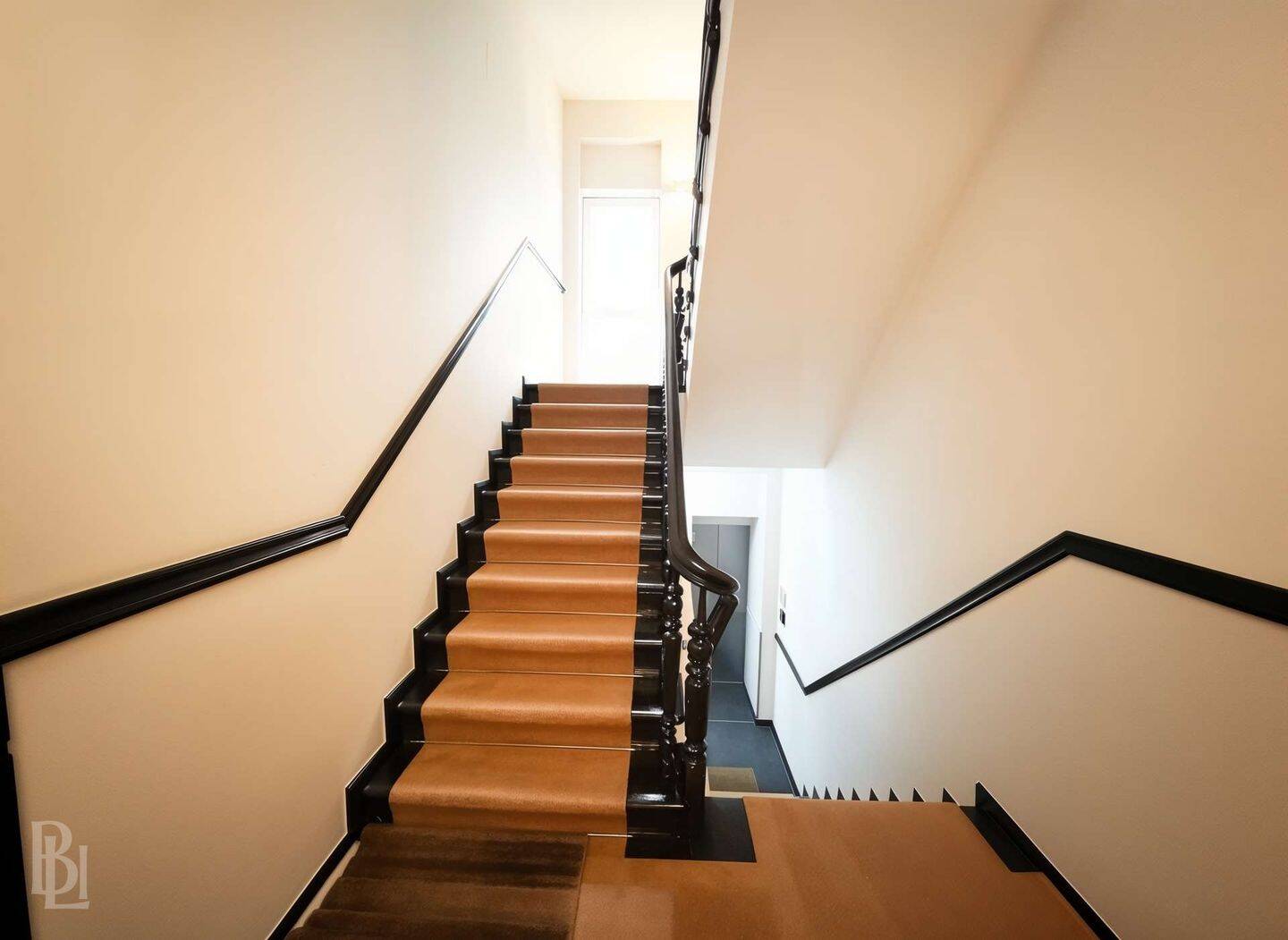 Preis gesenkt, Lage unbezahlbar: Altbau-Kapitalanlage am Weinbergspark – Berlin – Vorschaubild 2