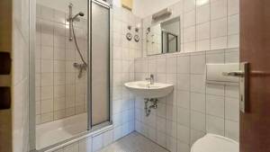 Vermietetes 1-Zimmer-Studentenapartment mit herrlichem Ausblick direkt an der Dreisam – 79102 Freiburg im Breisgau – Vorschaubild 3
