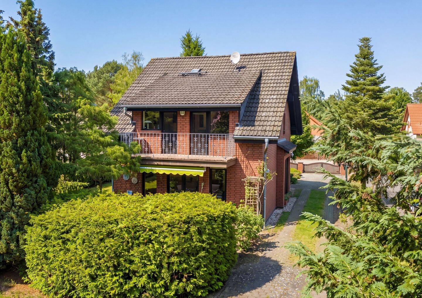 Charmantes Familienhaus mit 693 m² Gartenparadies in ruhiger, etablierter Wohnlage + 5 Stellplätze – Beelitz – Bild 1 von 9