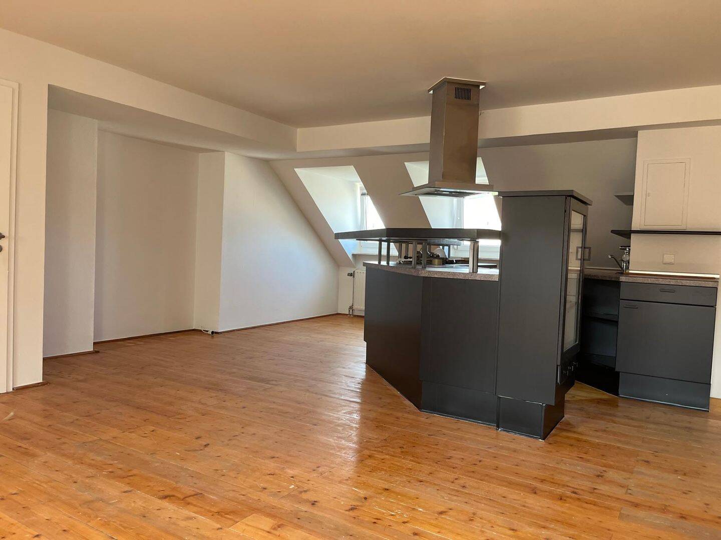 Helle 3-Zimmer DG-Wohnung in top Lage – Nürnberg – Vorschaubild 4