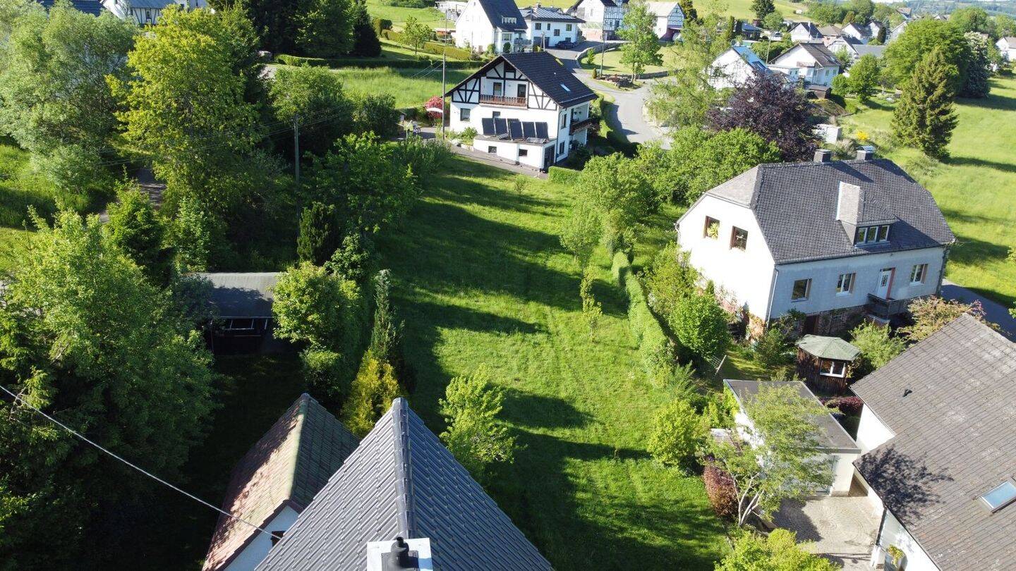 Vielseitig nutzbares Wohnhaus mit großzügigem Garten, Garage und zwei sonnigen Balkonen in schöner Wohnlage von Bad Berleburg-Aue – Bad Berleburg – Vorschaubild 3