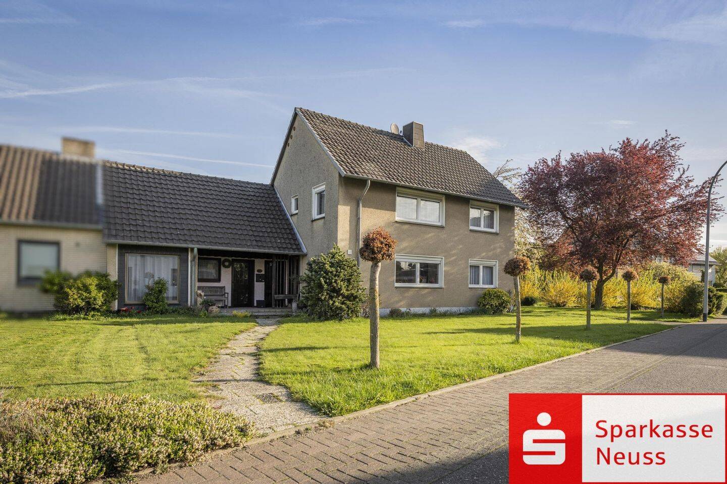 Zweifamilienhaus in Jüchen Hochneukirch - 110m² Wohnfläche auf großem Grundstück – Jüchen – Bild 1 von 9