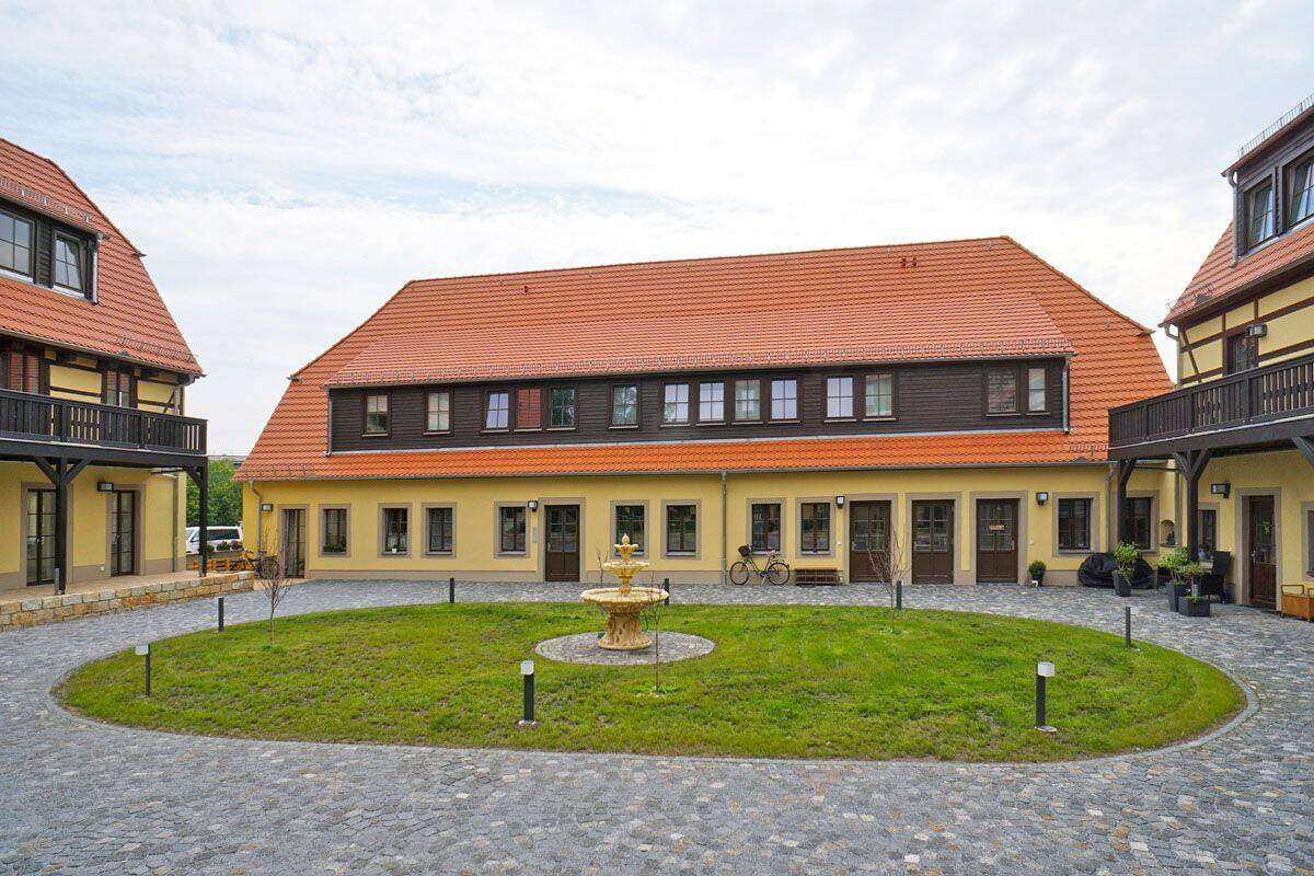 "Sächsischer Reiterhof": Terrasse + Dusche + EBK mgl.* – 1169 Dresden – Bild 1 von 9