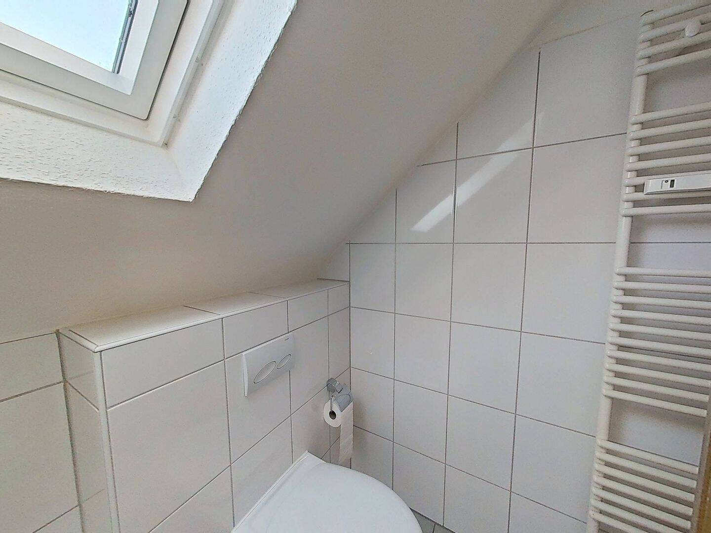 Schöne 2-Zi.-Dachgeschosswohnung mit Tageslichtbad – Leverkusen – Vorschaubild 7