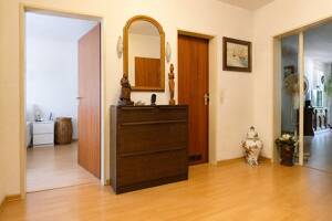 Nur wenige Meter zum Stadtwald! Geräumige 3-Zimmer-Wohnung mit Grünblick-Loggia und Einzelgarage – 47803 Krefeld – Vorschaubild 3