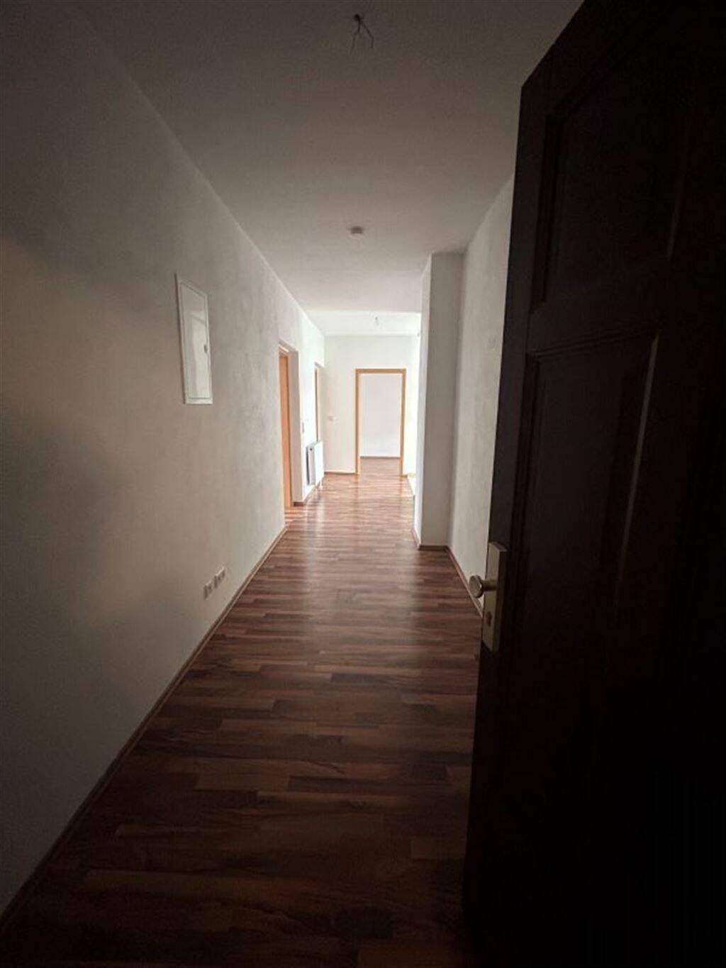 Großzügige 3-Zimmer mit Laminat, Balkon und Eckwanne in guter Lage – Chemnitz – Vorschaubild 4