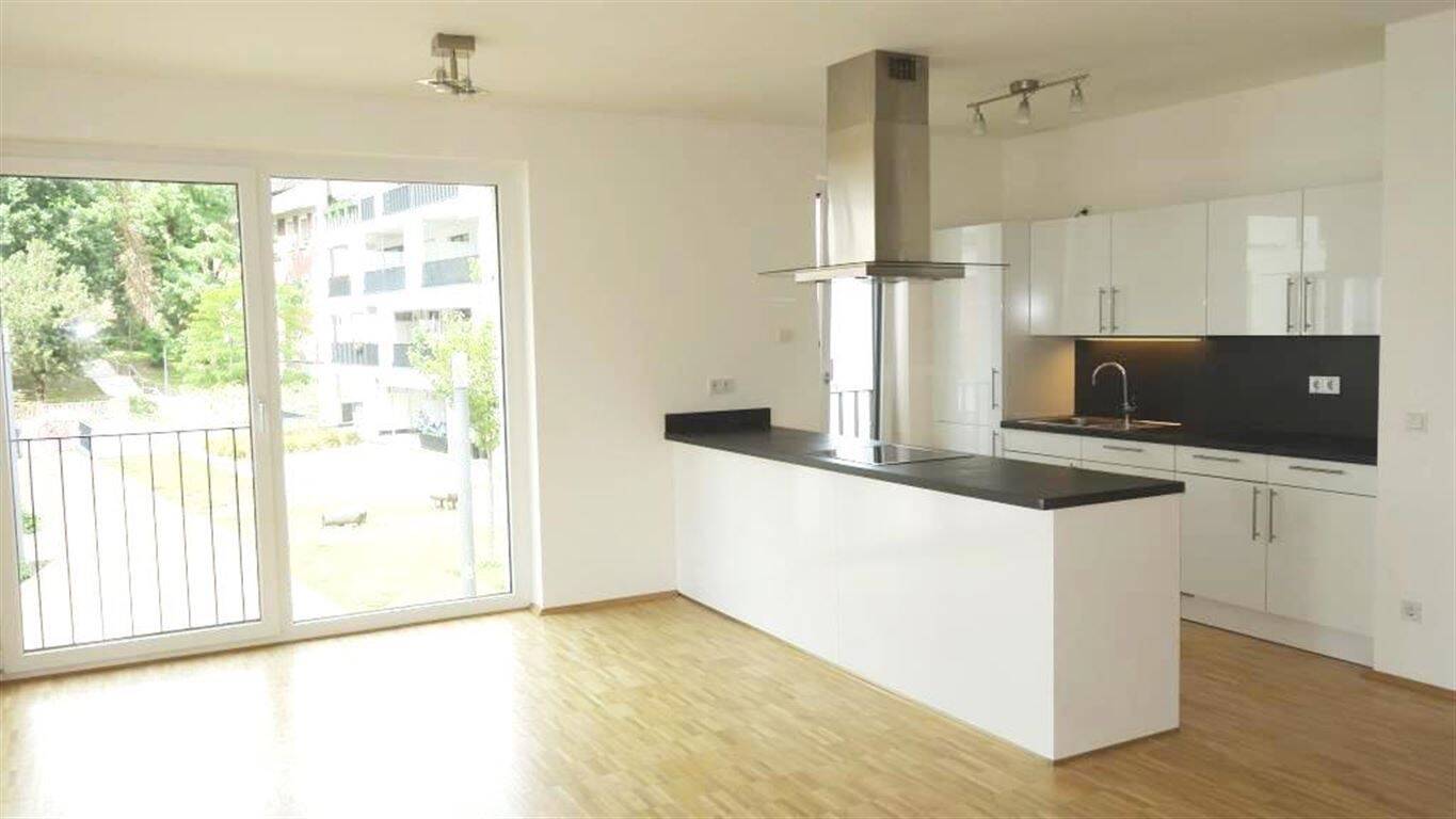 Bodentiefe Fenster - sehr helle, repräsentative 2 Zimmer Wohnung mit Einbauküche und Loggia – Mönchengladbach – Vorschaubild 6