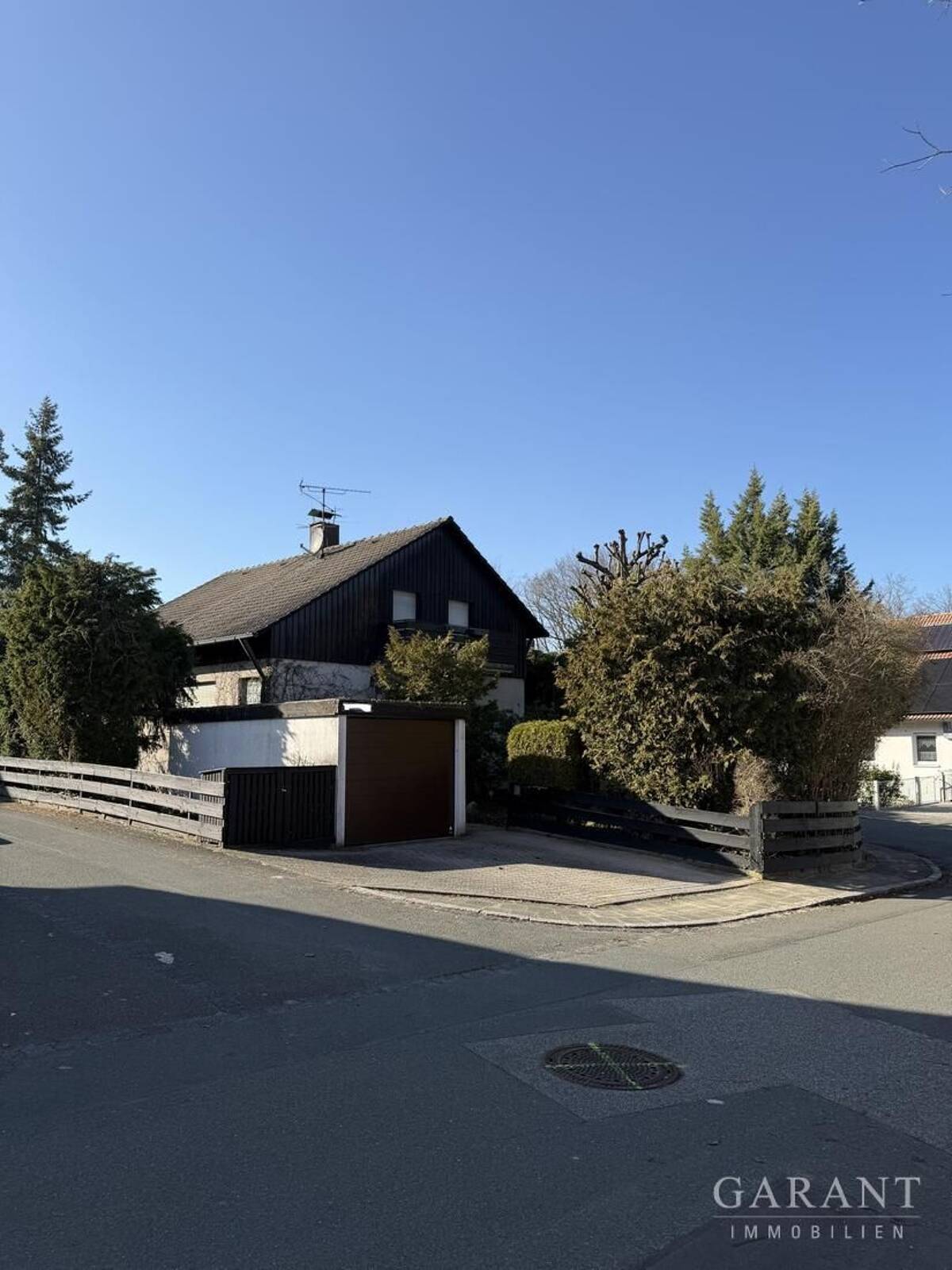 Charmanter Bungalow mit Galerie, Gartenidylle und Garage in Fürth-Vach – 90768 Fürth – Bild 1 von 9