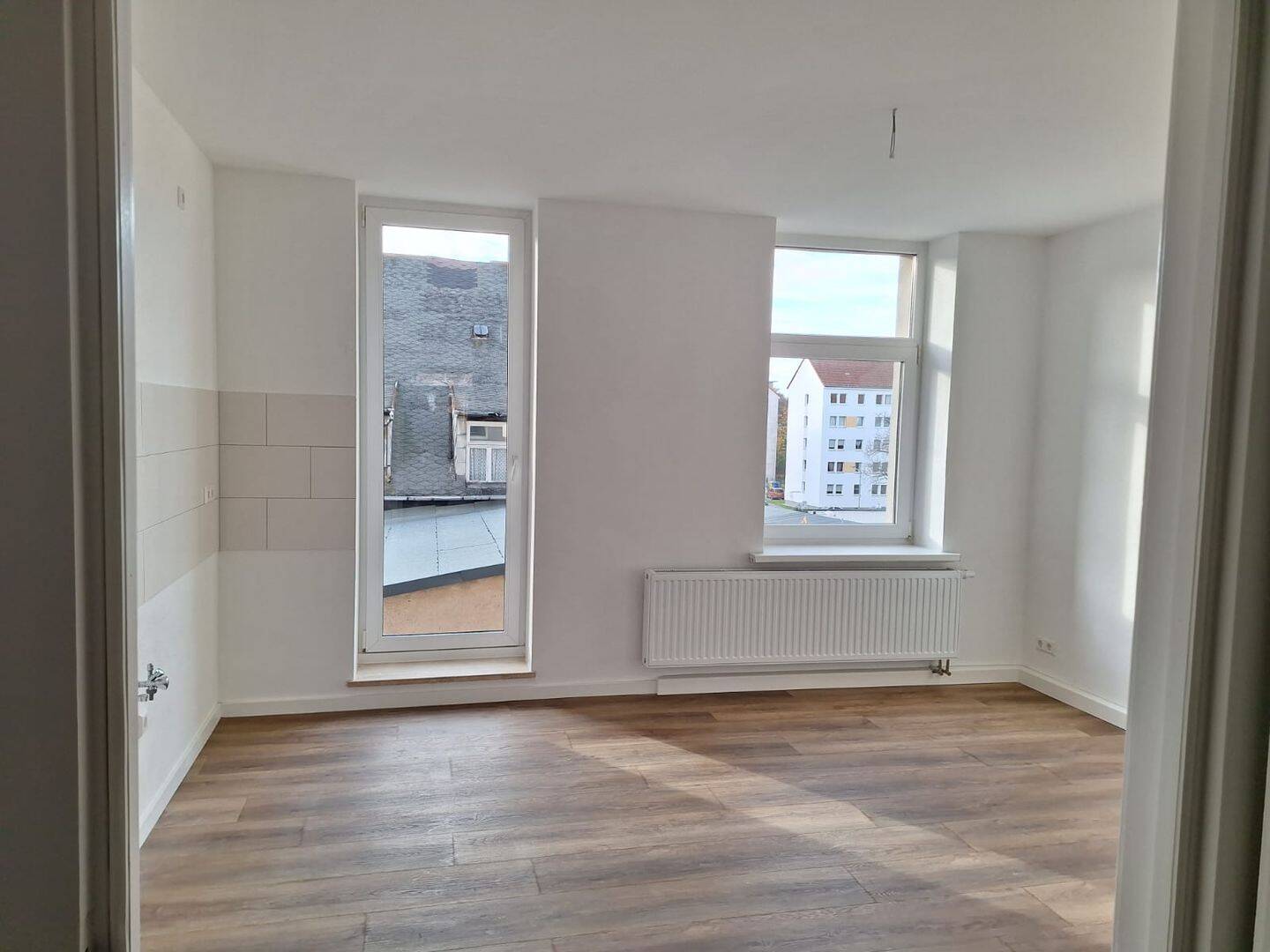 Große Wohnküche mit Balkon