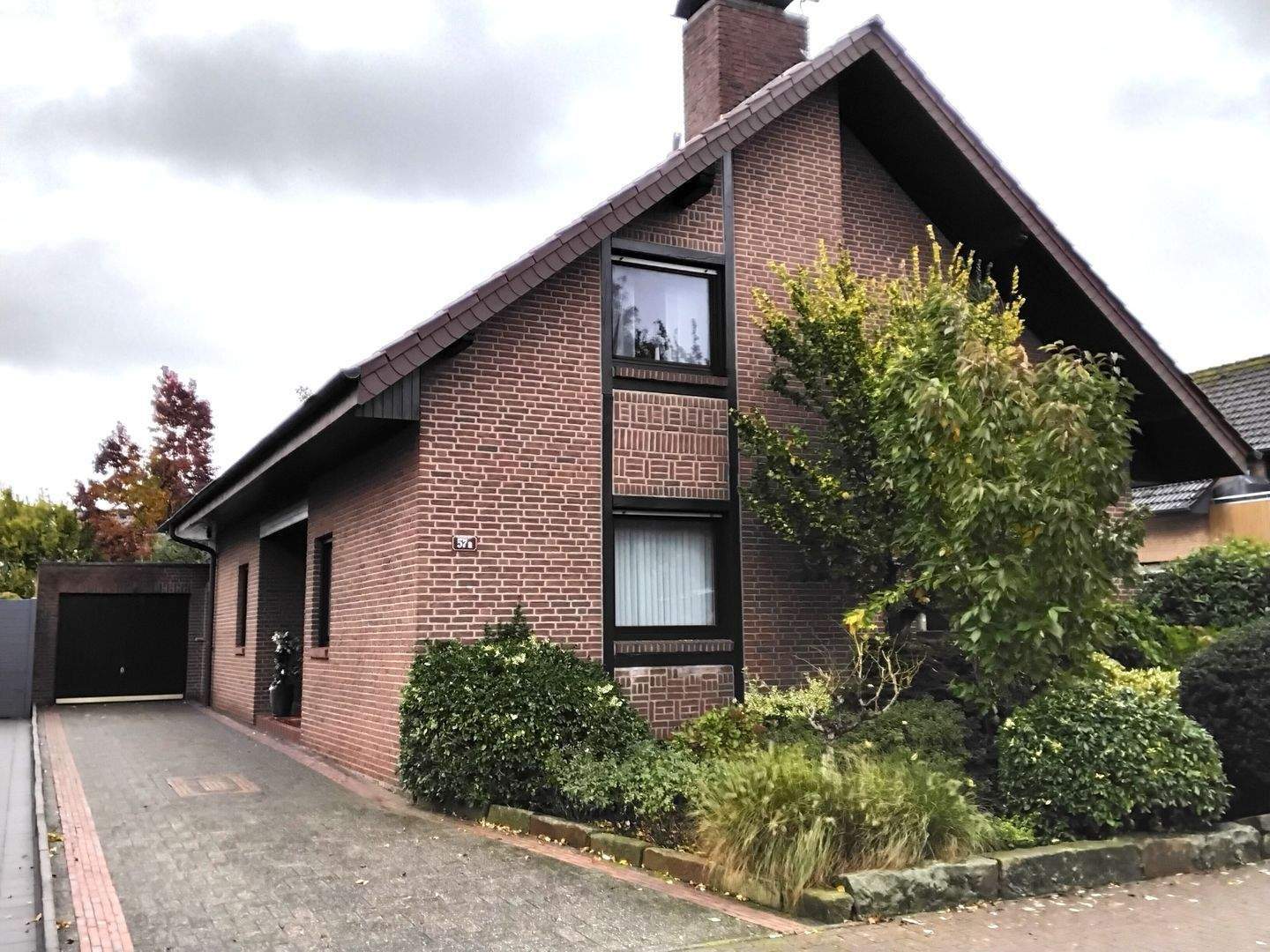 ***BÜSCHER IMMOBILIEN*** RESERVIERT!! Stilvolles Einfamilienhaus im westfälischen Landhausstil – modernisiert, gepflegt & energieeffizient – Gronau – Bild 1 von 9