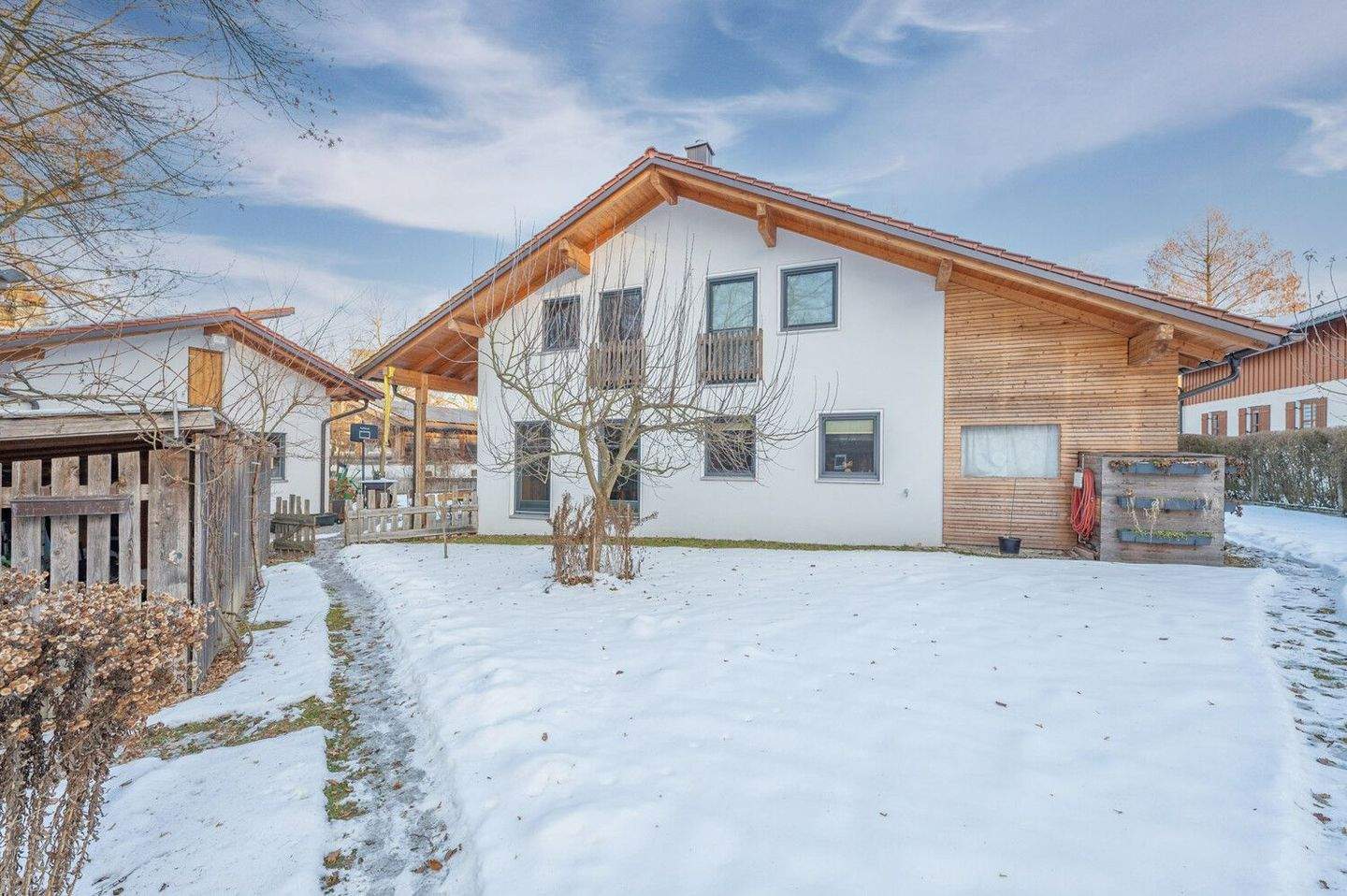 Großes Zweifamilienhaus bestehend aus angebautem Neubau zur Eigennutzung und Altbau mit Wohnrecht – Bad Birnbach – Vorschaubild 2