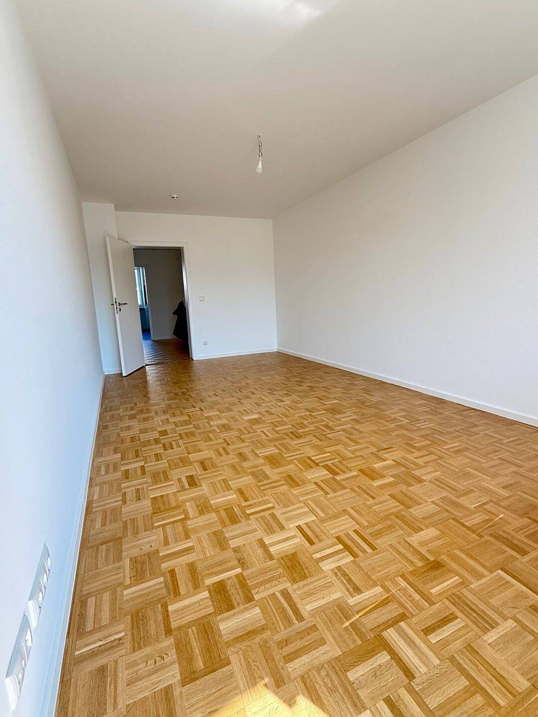 Erstbezug nach Kernsanierung: Helle 3-Zimmer-Wohnung mit Balkon & EBK in ruhiger Lage nahe U-Bahn – München – Vorschaubild 6