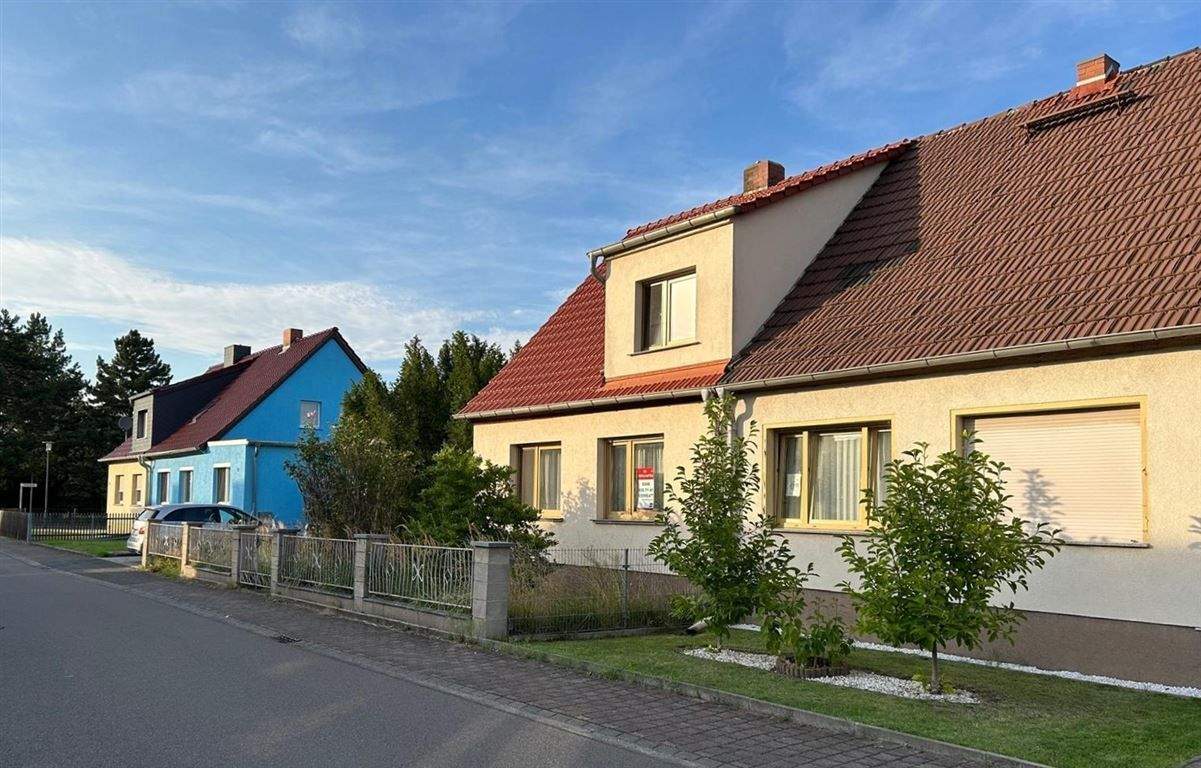 Doppelhaushälfte mit Nebengebäude in ruhiger Siedlungslage – Gräfenhainichen – Vorschaubild 2