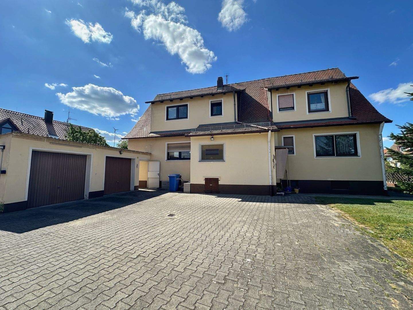 Ein Zuhause für die ganze Familie: Großzügiges Zweifamilienhaus mit schönem Grundstück, großem Balkon und zwei Garagen uvm. – Postbauer-Heng – Bild 1 von 9