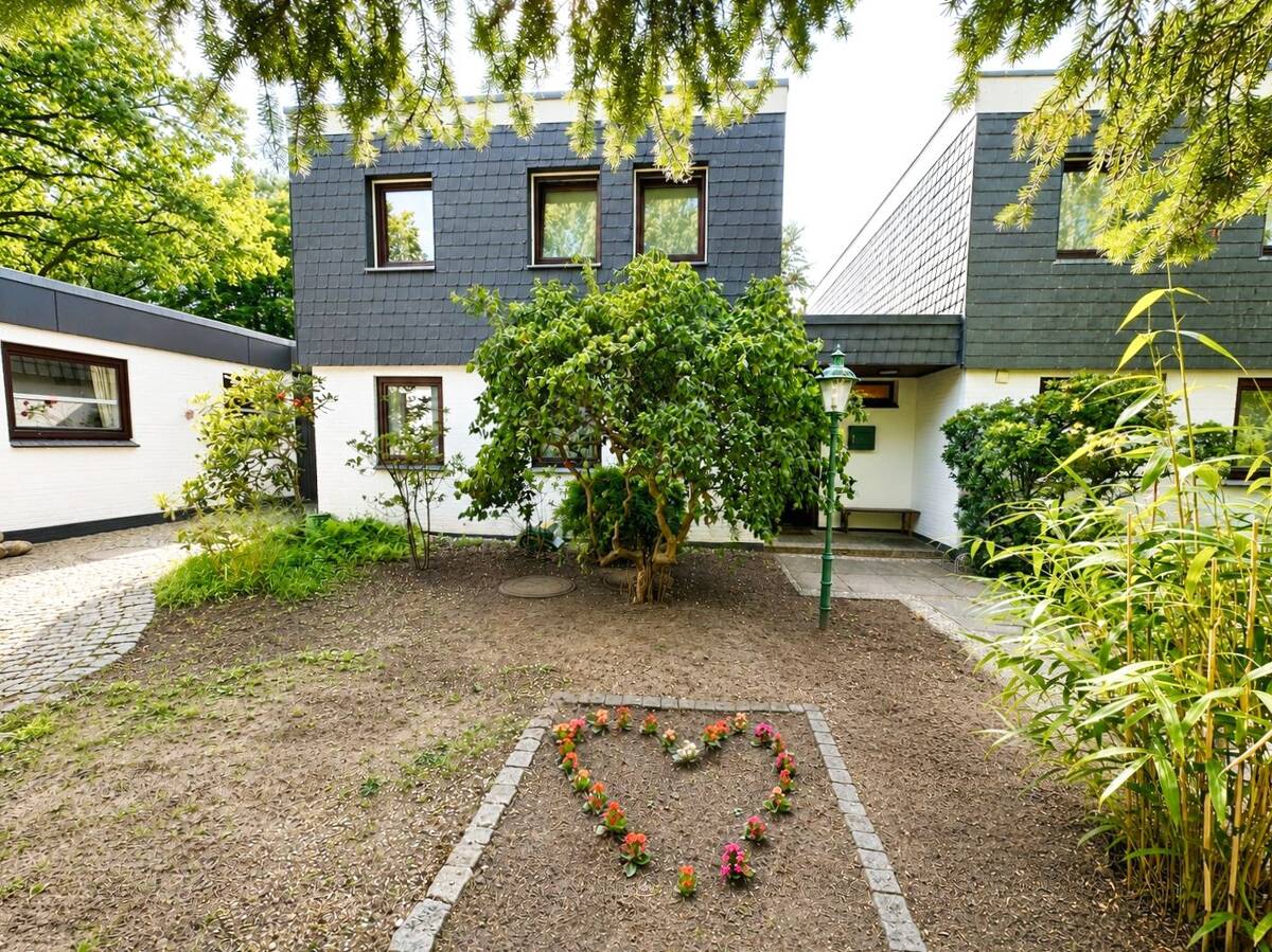 Zeitloses Kettenreihenhaus im Bauhausstil - ruhige Lage in Hamburg-Volksdorf – 22359 Hamburg – Bild 1 von 9