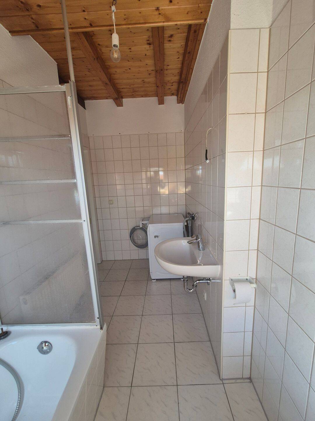 Lichtdurchflutete 3-Raum-Maisonette-Dachgeschosswohnung mit kompletter Einbauküche-Badezimmer mit Fenster und Badewanne – Erfurt – Vorschaubild 9
