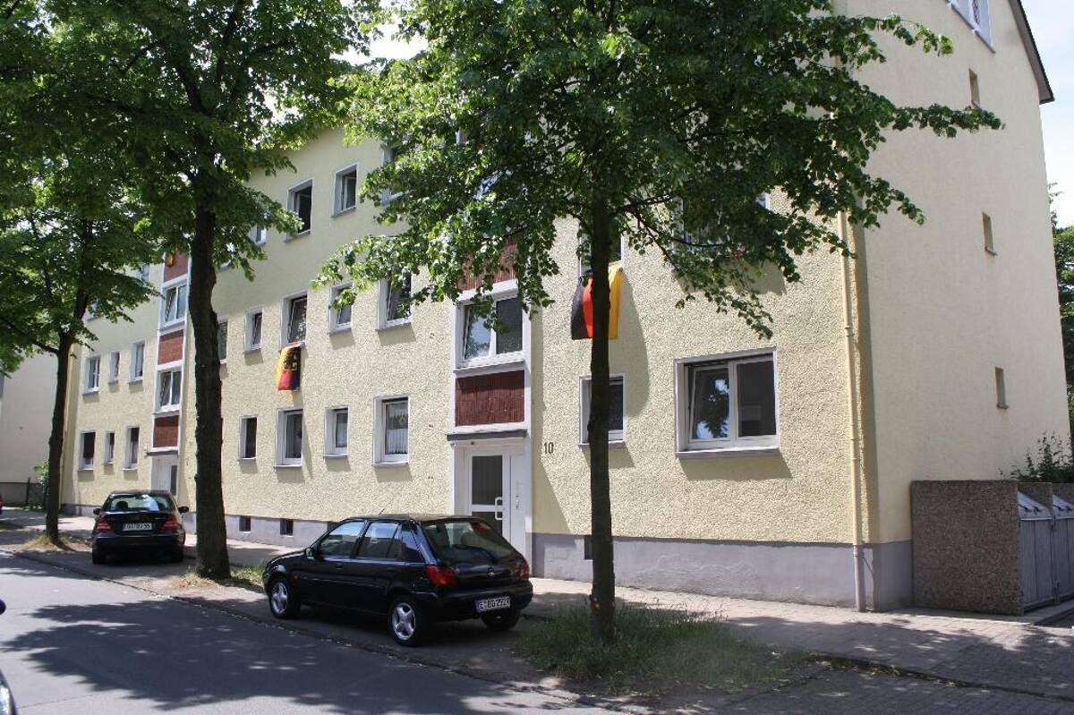 3-Zimmer-Dachgeschosswohnung in Essen-Delwig renovierungsbedürftig ! Frei ab 01.11.2026 ! – 45357 Essen – Bild 1 von 3