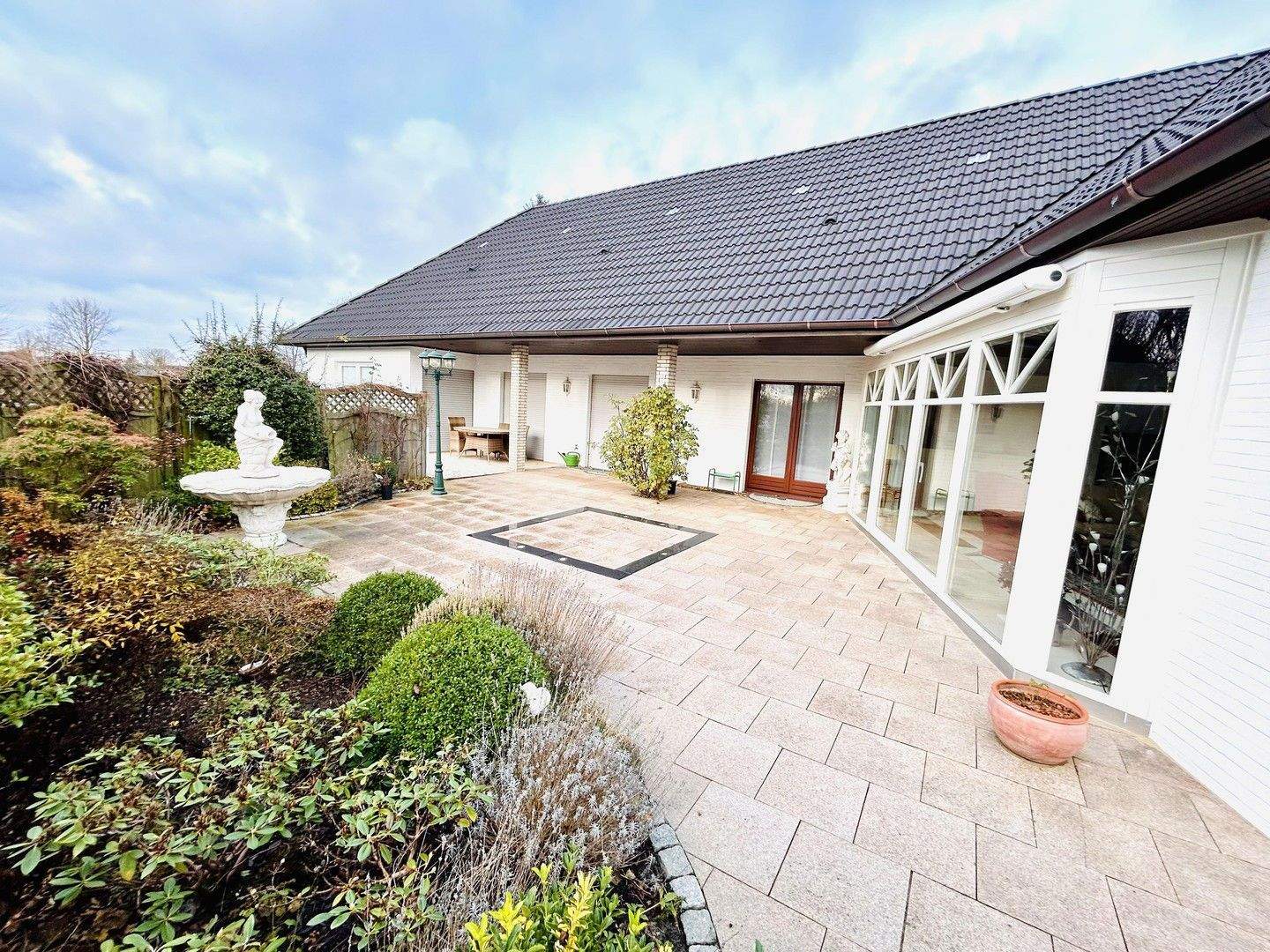 VERKAUFT - Stilvoller Winkelbungalow - auf sonnigem Grundstück – Steinburg – Bild 1 von 9