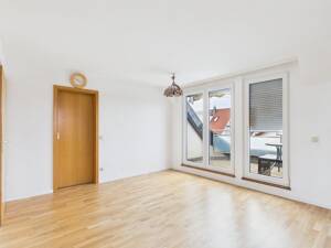 Helle Maisonette 60 m² mit Dachstudio 25 m², Balkon mit schöner Aussicht und Kfz-Stellplatz