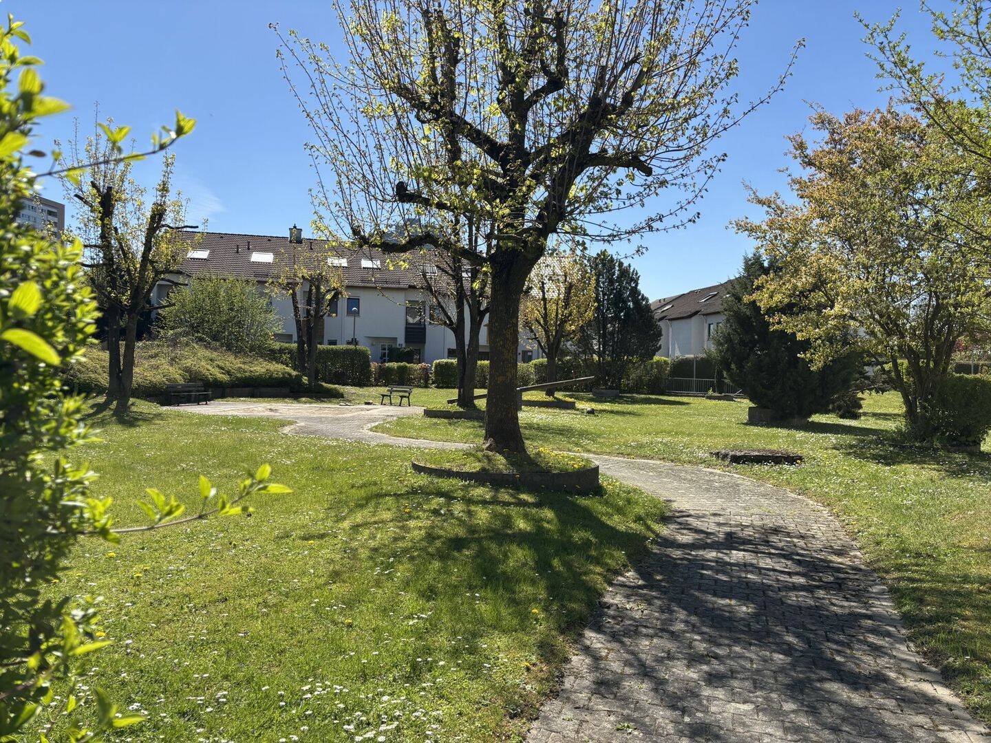 sofort verfügbar: helle Maisonette mit Balkon, Aufzug & Weitsicht – Ulm – Vorschaubild 3