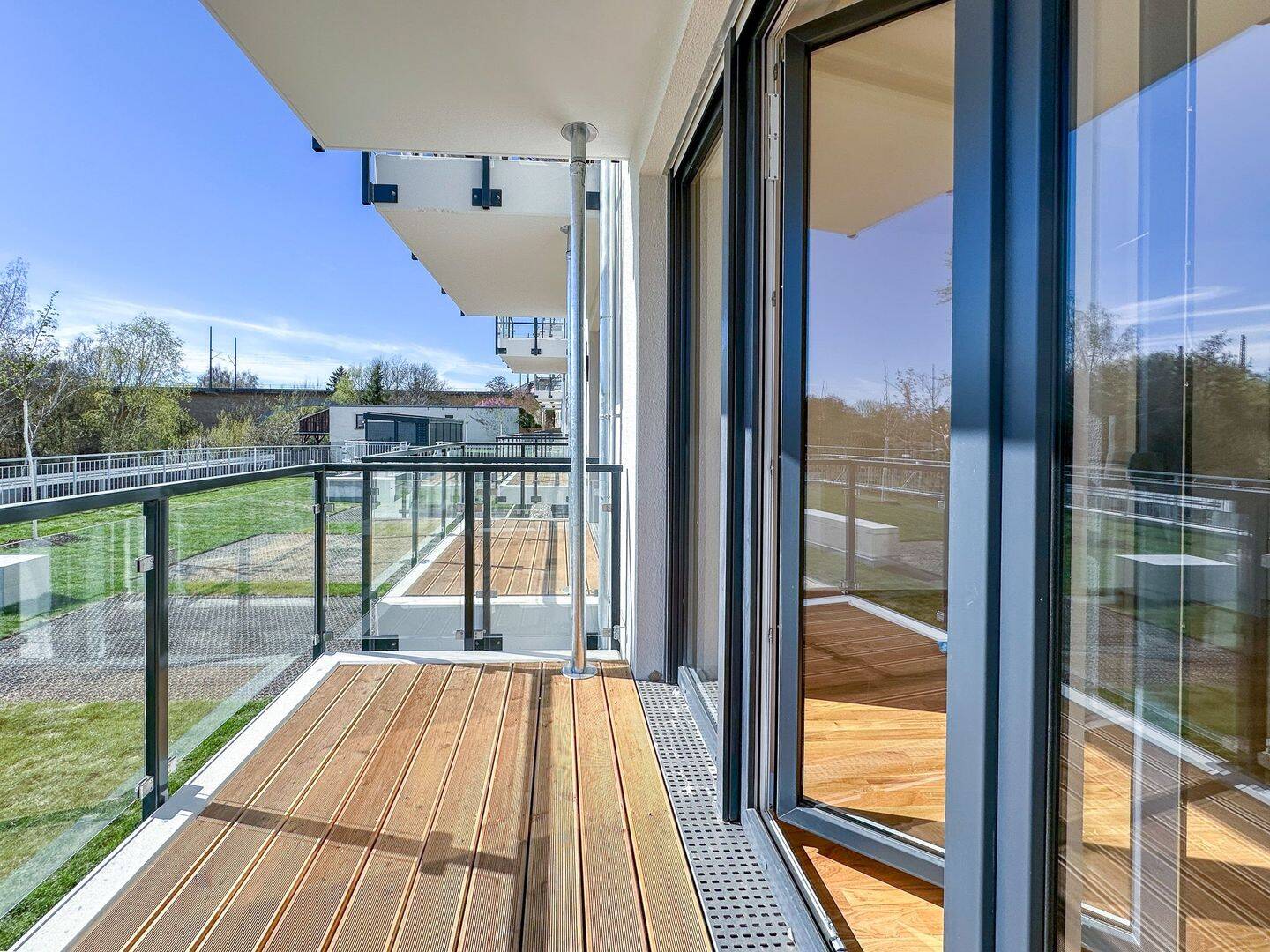 *** NEUBAU ERSTBEZUG, 3 Zimmer mit Blick ins Grüne * ENERGIEKONPEZT * ab 4/26 SÜDTERRASSE*** – Leipzig – Bild 1 von 9