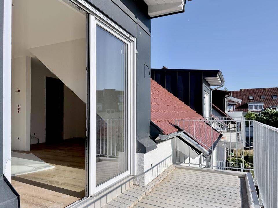 Neubauwohnung mit Einbauküche und Wohnraum im Speicher