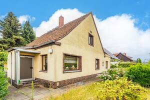 Sonnig gelegner Grundstücks-Rohdiamant mit massivem Einfamilienhaus im beliebten Berlin Rudow – 12355 Berlin – Vorschaubild 2