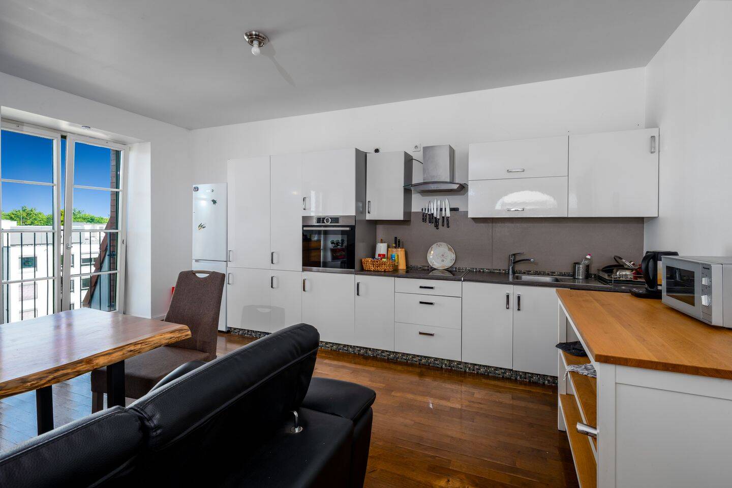 Barrierefreie 3-Zimmer-Wohnung mit 2 Bädern im sanierten Altbau am Schlosspark Charlottenburg – Berlin – Vorschaubild 3