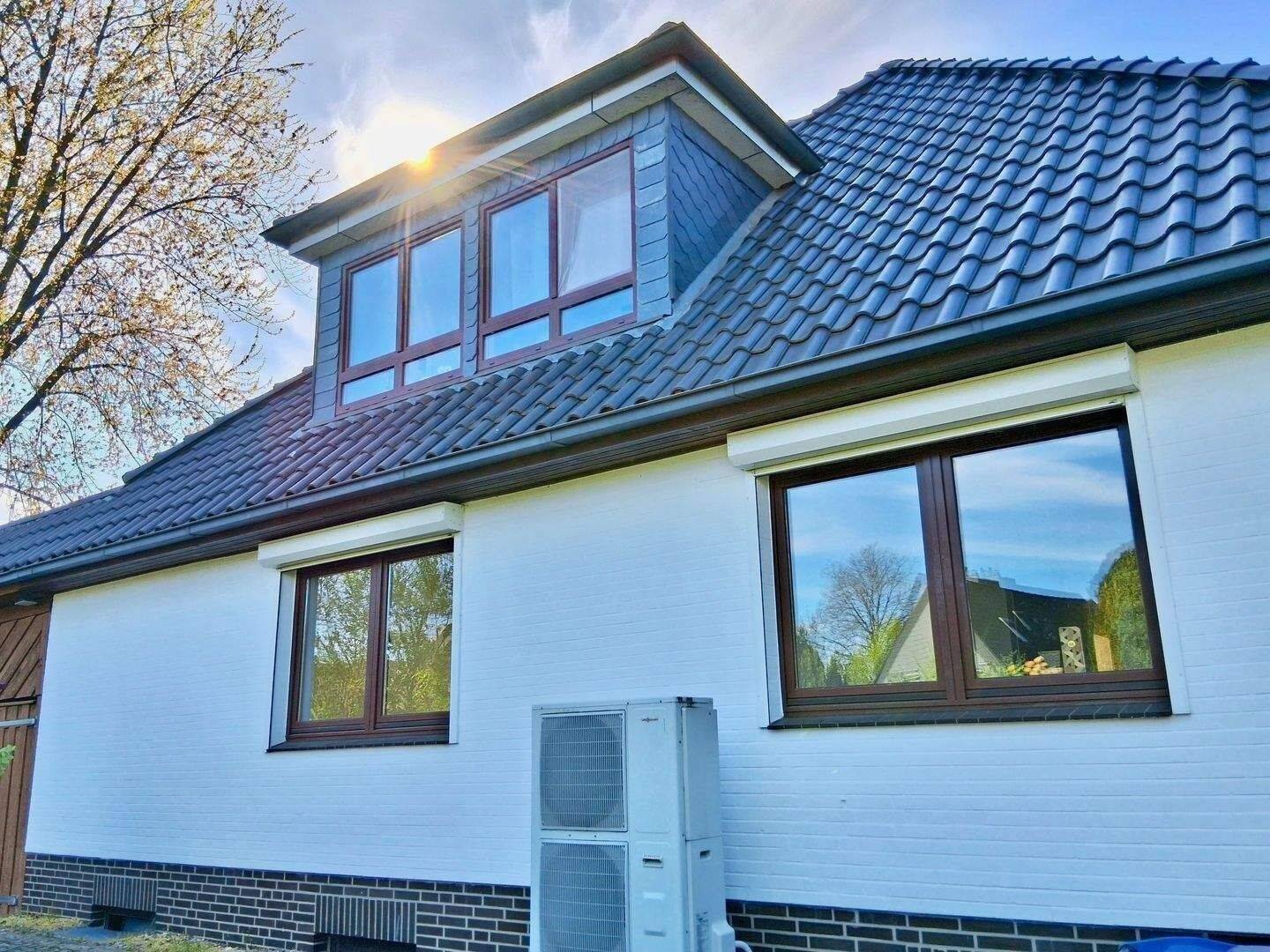 Großes Grundstück - 8 Zimmer + Keller + Kamin + 2x Garage + neues Dach 2011 + Wärmepumpe 2024 – Hamburg – Vorschaubild 9
