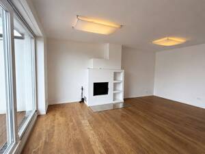 Stilvolle Maisonettewohnung mit 3,5 Zimmern, Dachterrasse, Kamin und Nähe zum Rhein