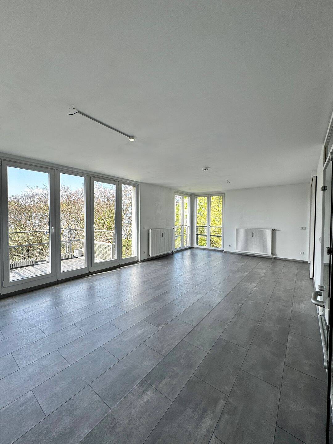 3-Zimmer, 104 m², lichtdurchflutet, zwei Balkone, TG-Stellplatz und bodentiefes Fensterpanorama – Berlin – Vorschaubild 8