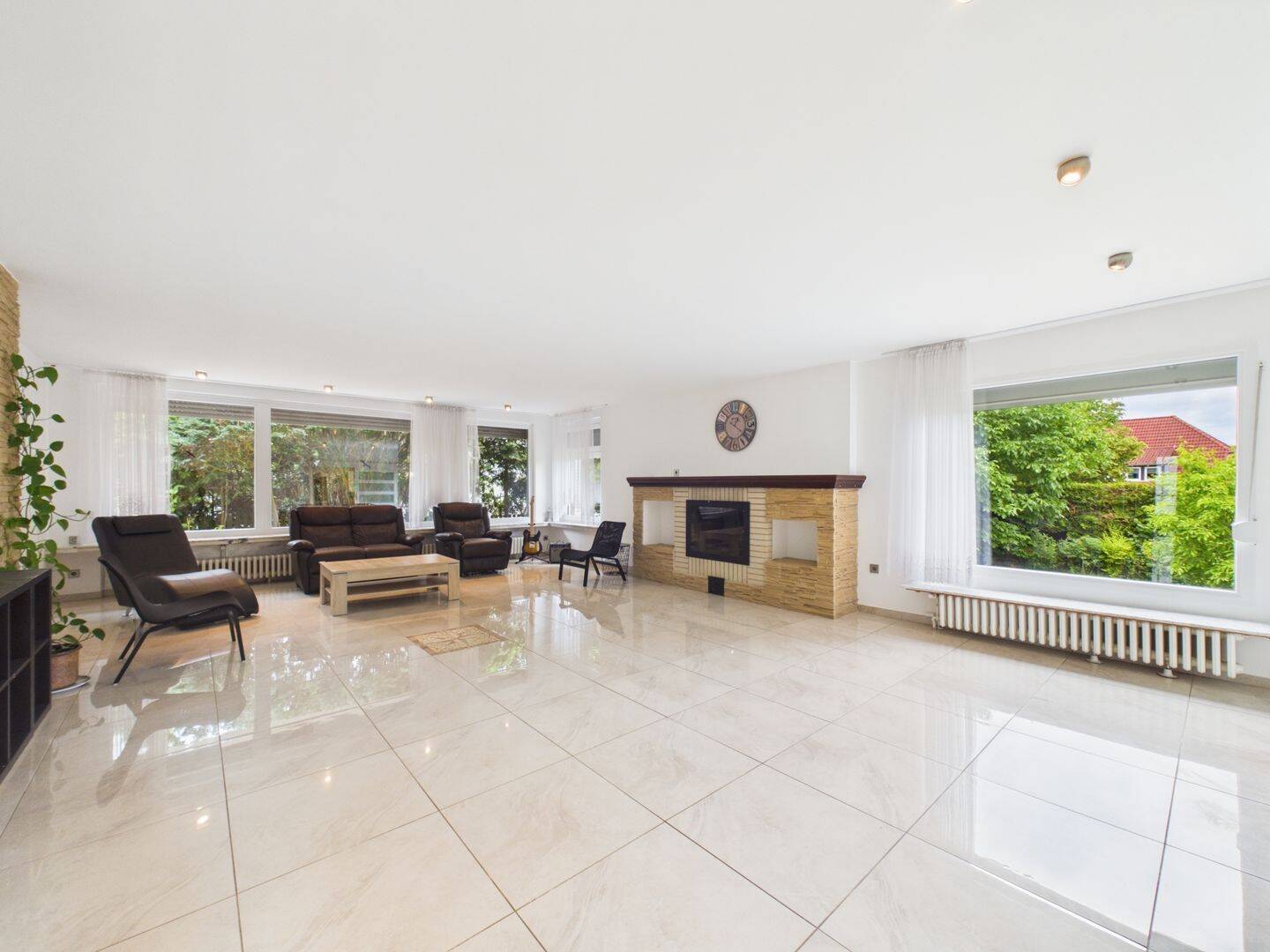 Wohnen ohne Kompromisse! 310 qm Wohnfläche, 10 Zimmer, Garten, Garage, Vollkeller und PV in Destedt! – Cremlingen – Vorschaubild 2