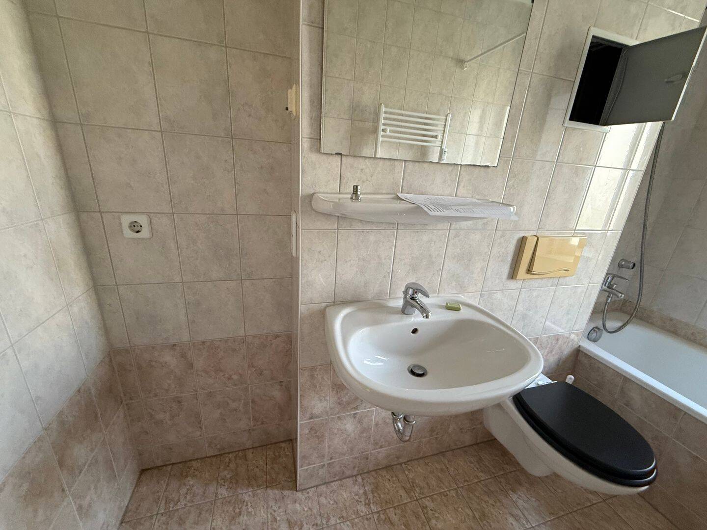 Komplett zum Innenhof / mit Balkon und Bad mit Fenster - frei ab 1.9.26 – Chemnitz – Vorschaubild 6