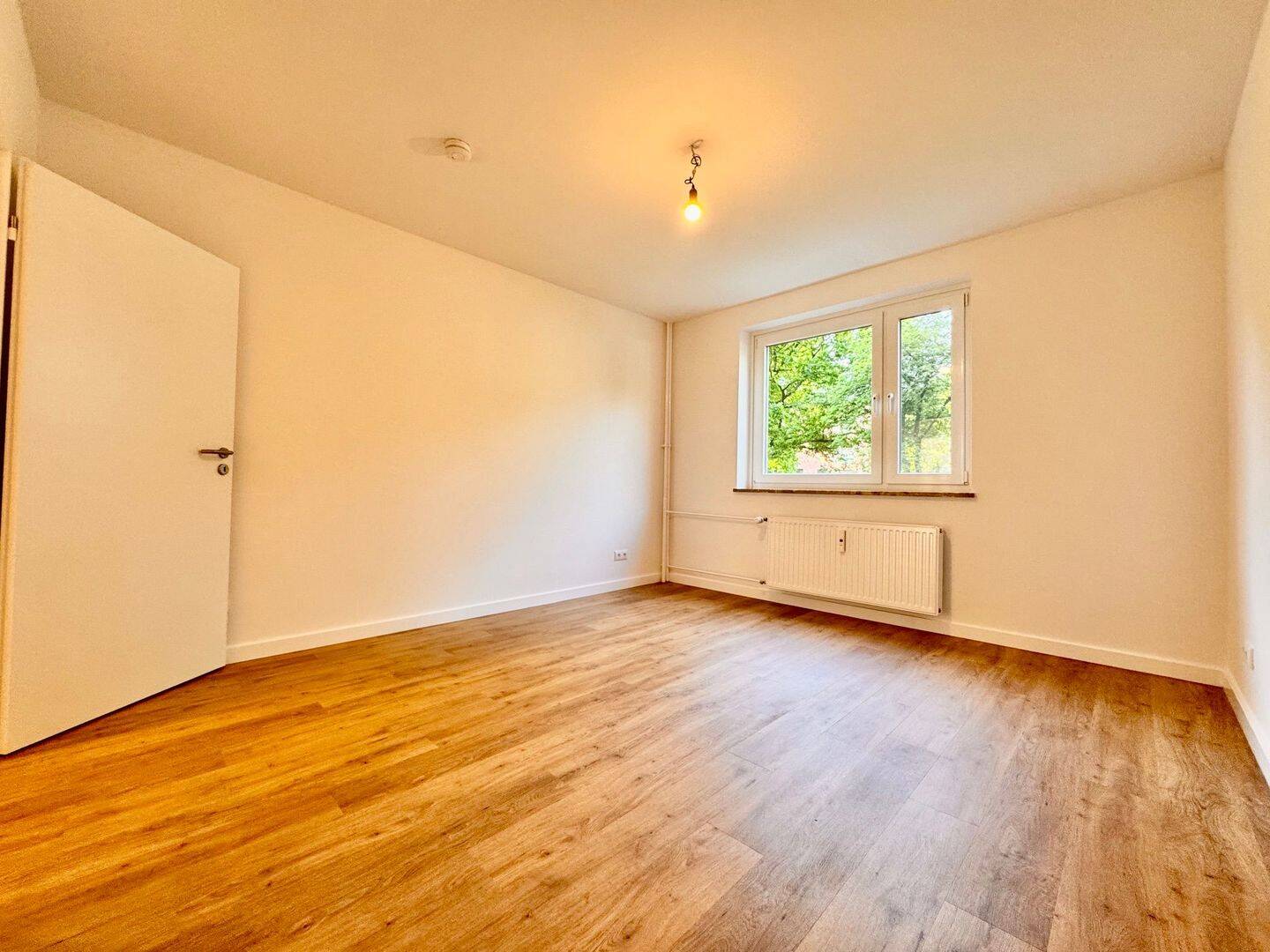 Sehr schöne und frisch renovierte Wohnung in Hamburg-Eidelstedt steht zu vermieten ! – Hamburg – Vorschaubild 4