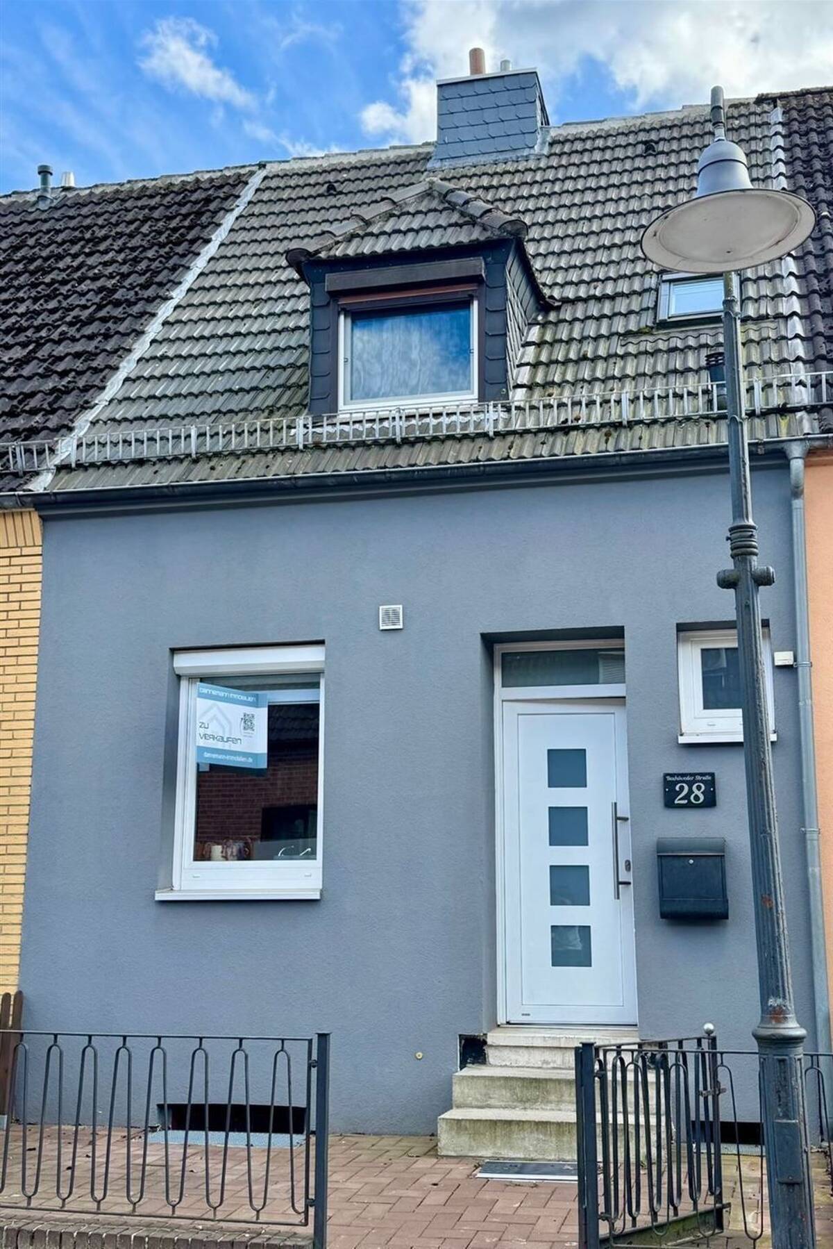 Modernisiertes Reihenmittelhaus in ruhiger Lage: 4 Zimmer und Dachterrasse -- hier können Sie sofort einziehen! – 28239 Bremen – Bild 1 von 9